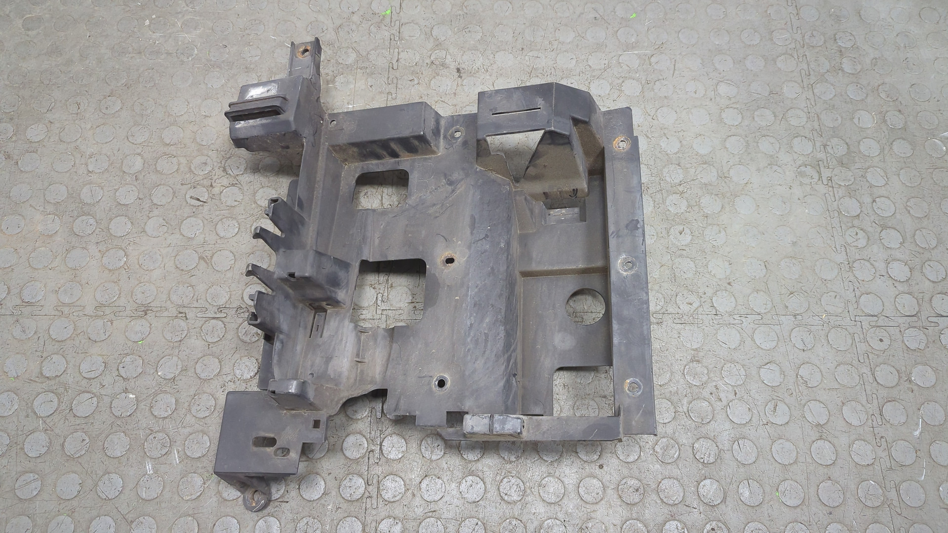 Кронштейн фар правый