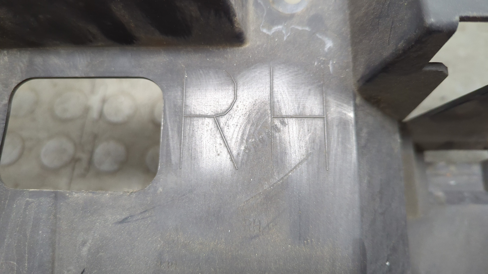 Кронштейн фар правый