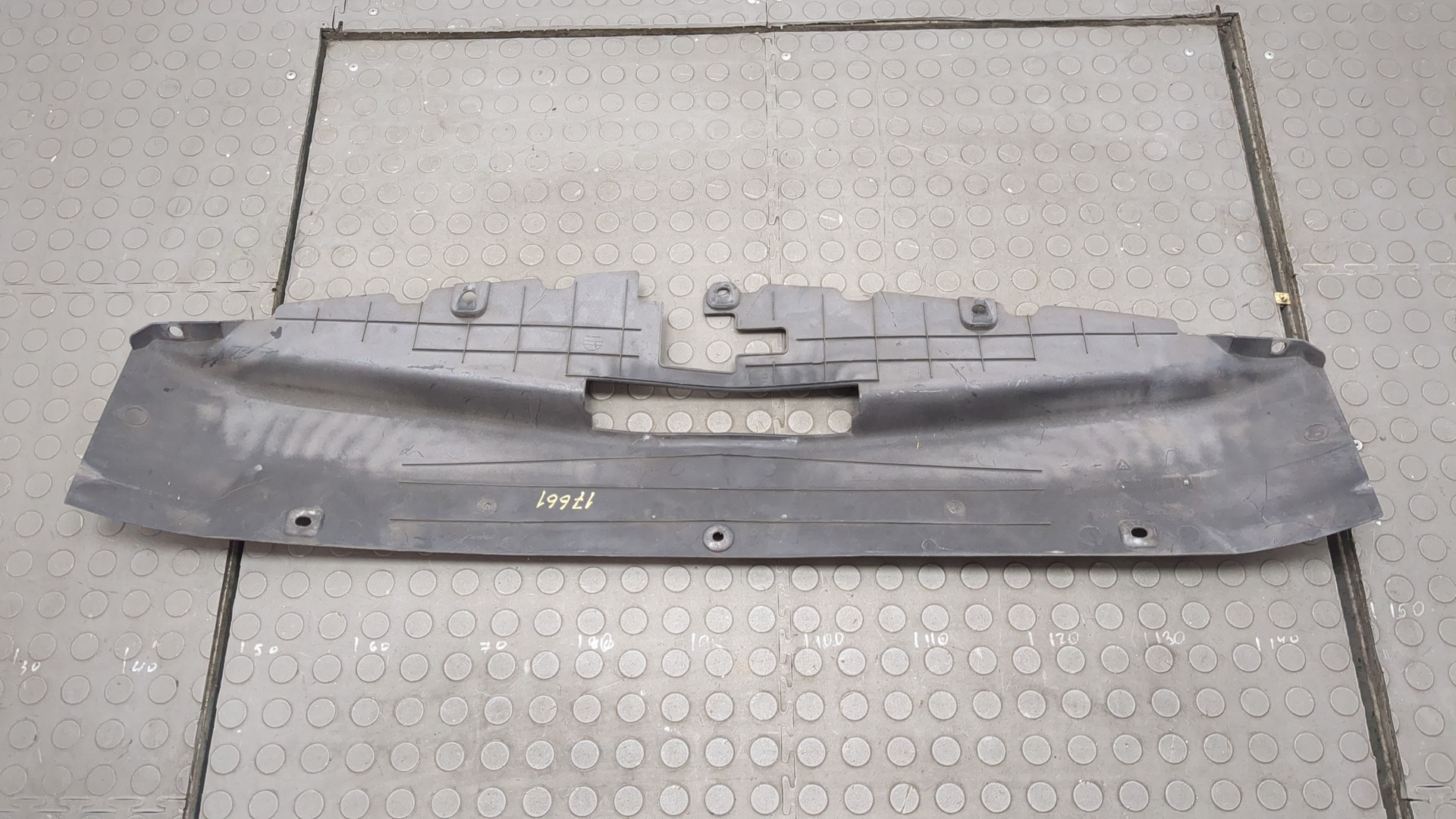 Кожух замка капота