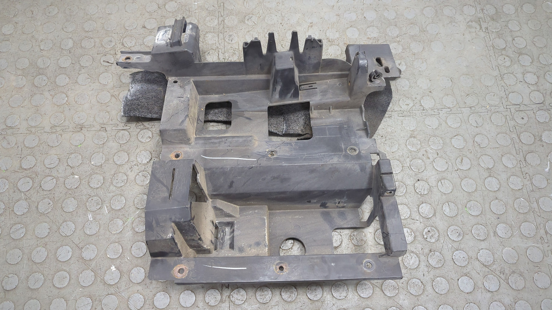 Кронштейн фар левый