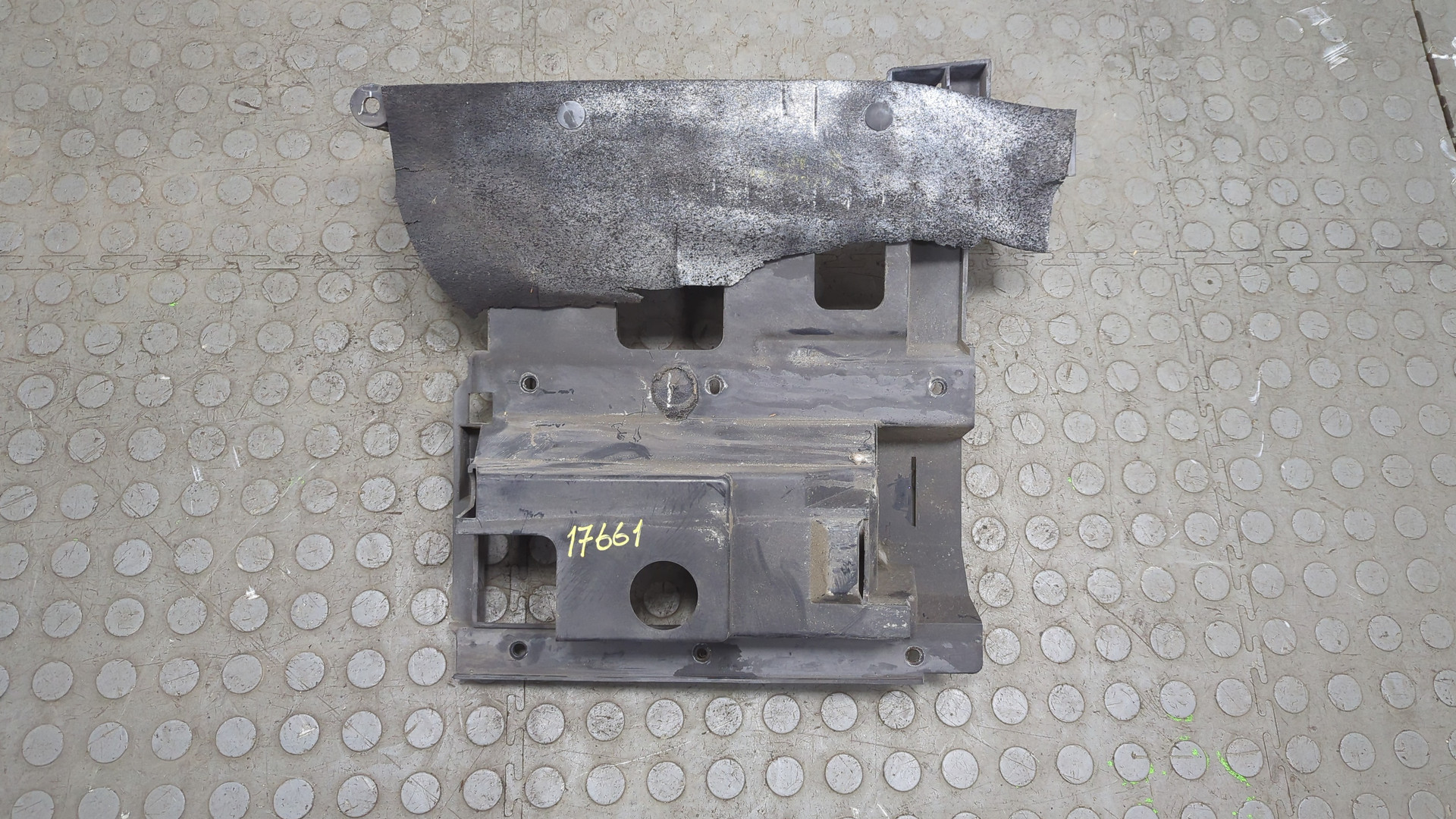 Кронштейн фар левый