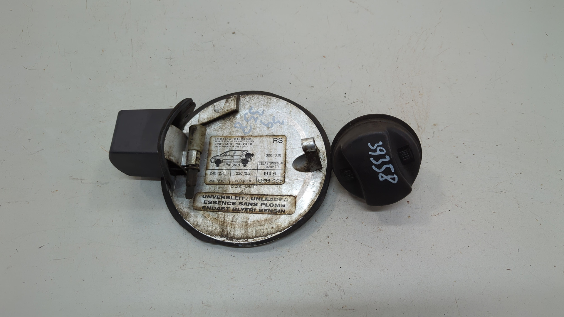 Лючок бензобака