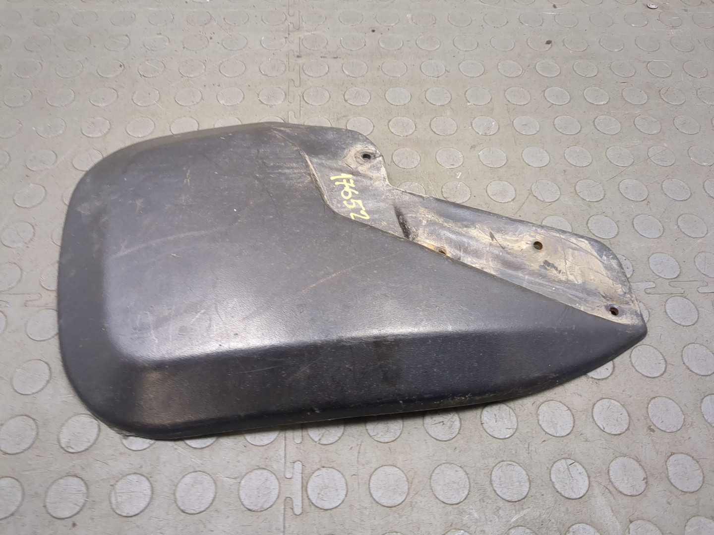 Брызговик задний правый