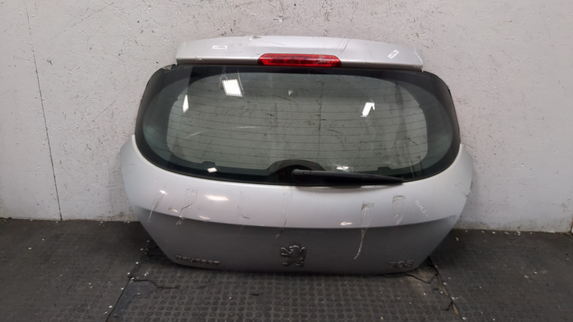 Дверь багажника