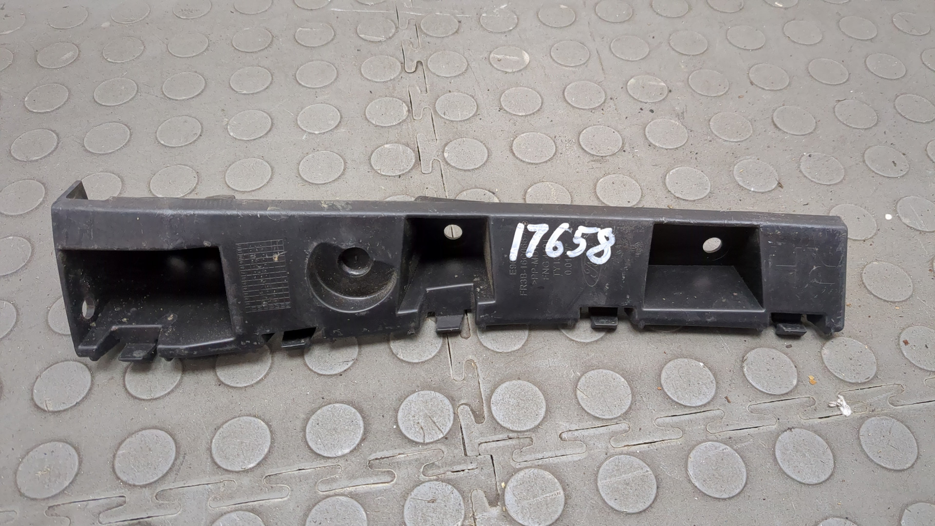 Кронштейн переднего бампера правый