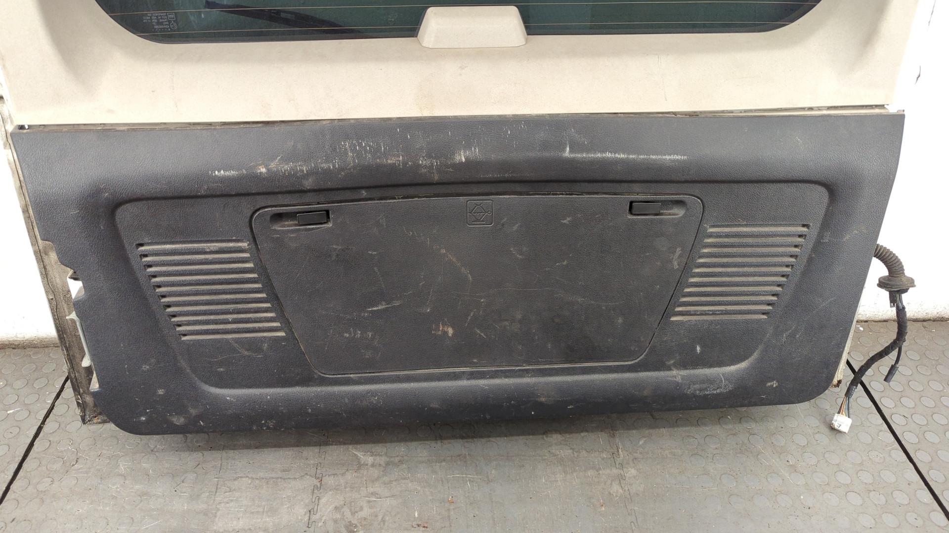 Дверь багажника