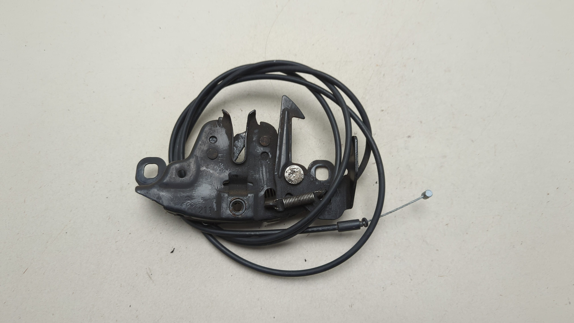 Замок капота