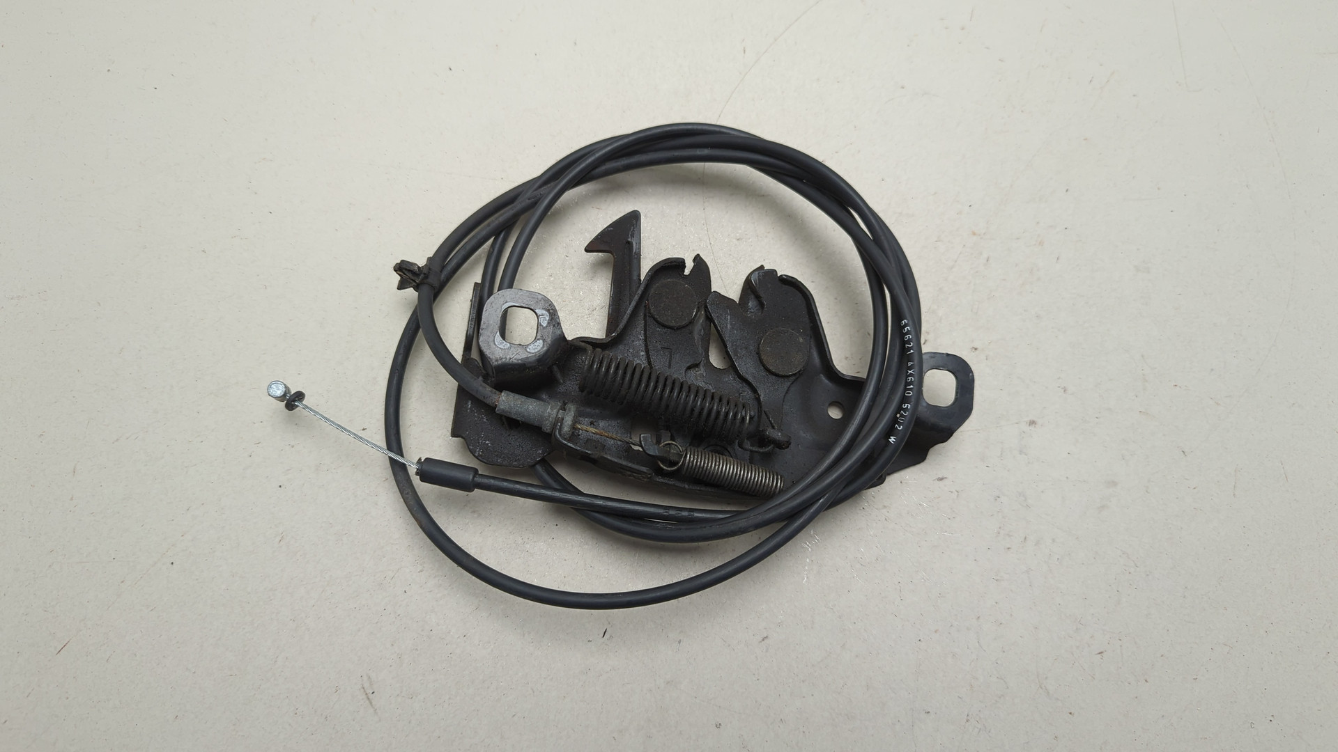 Замок капота