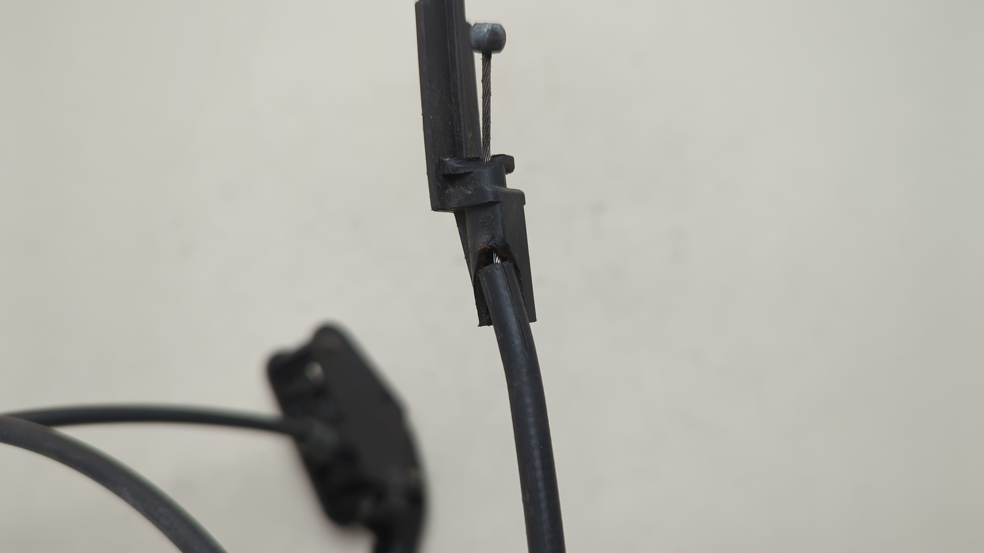 Трос открывания капота