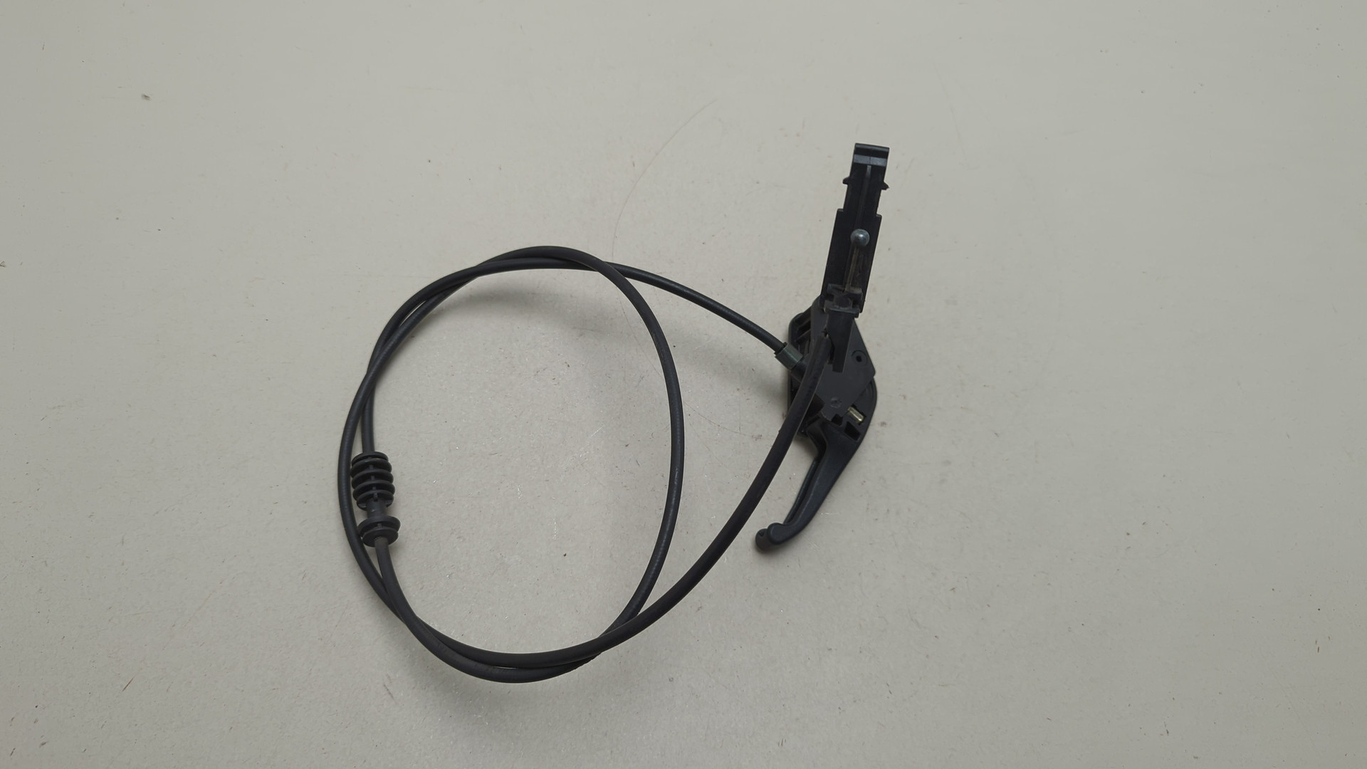 Трос открывания капота