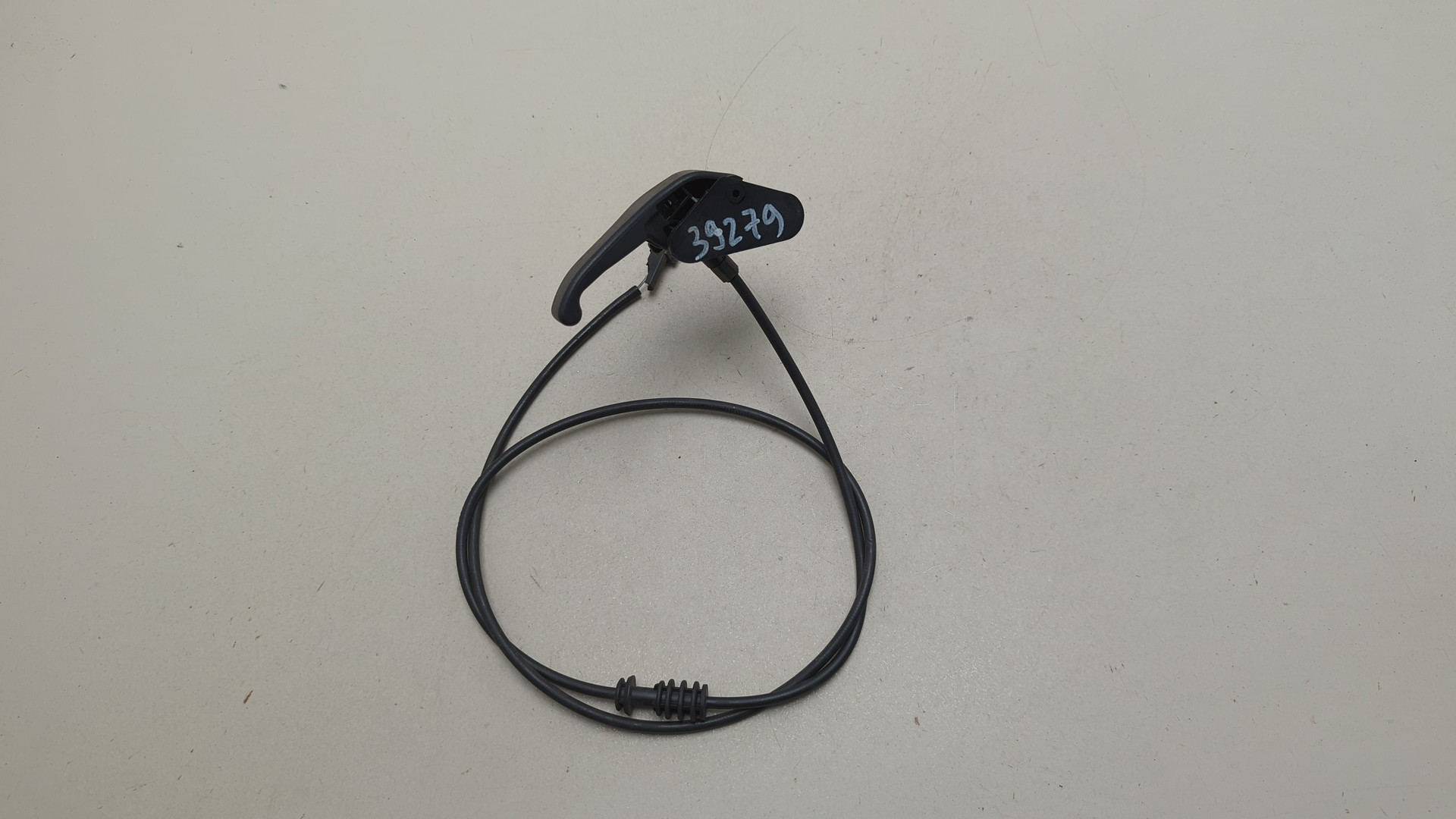 Трос открывания капота