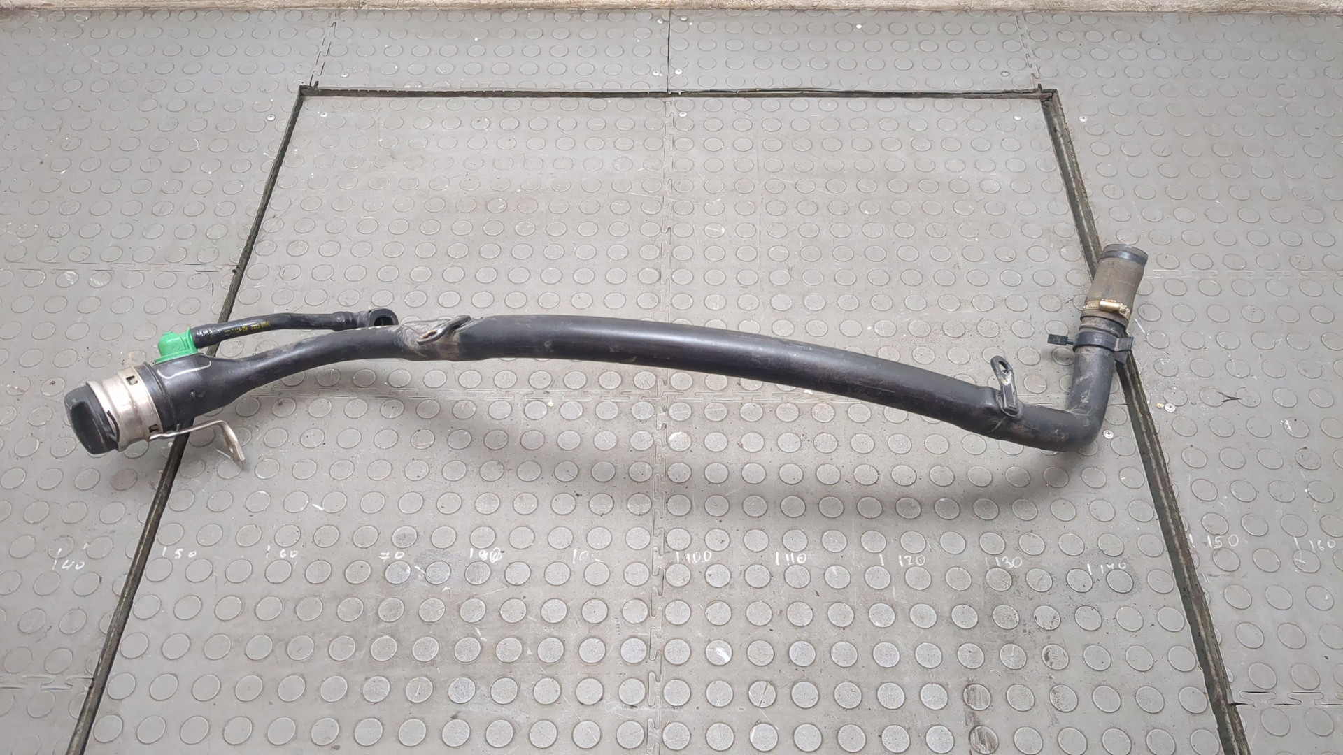 Горловина топливного бака