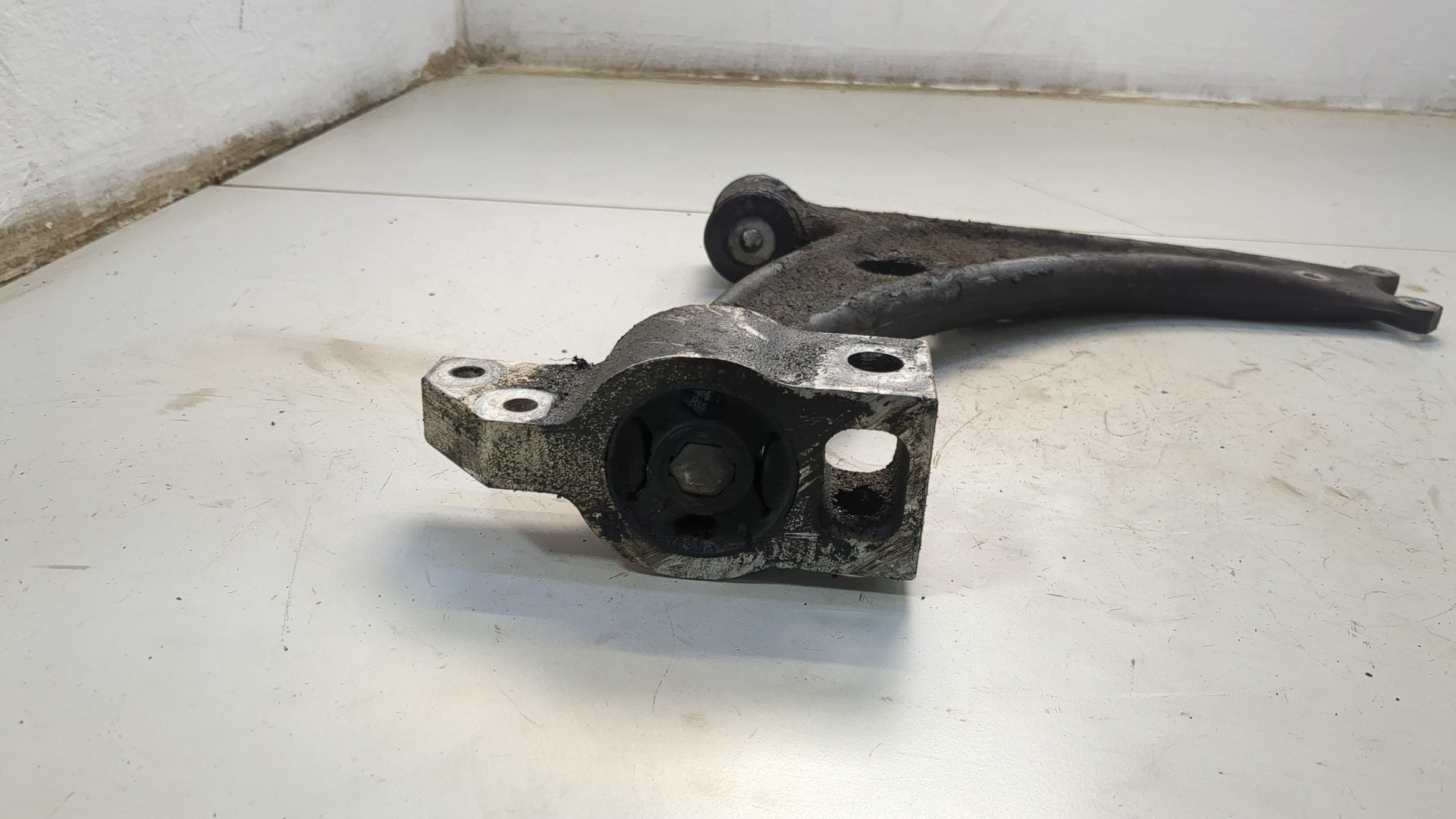 Рычаг передний