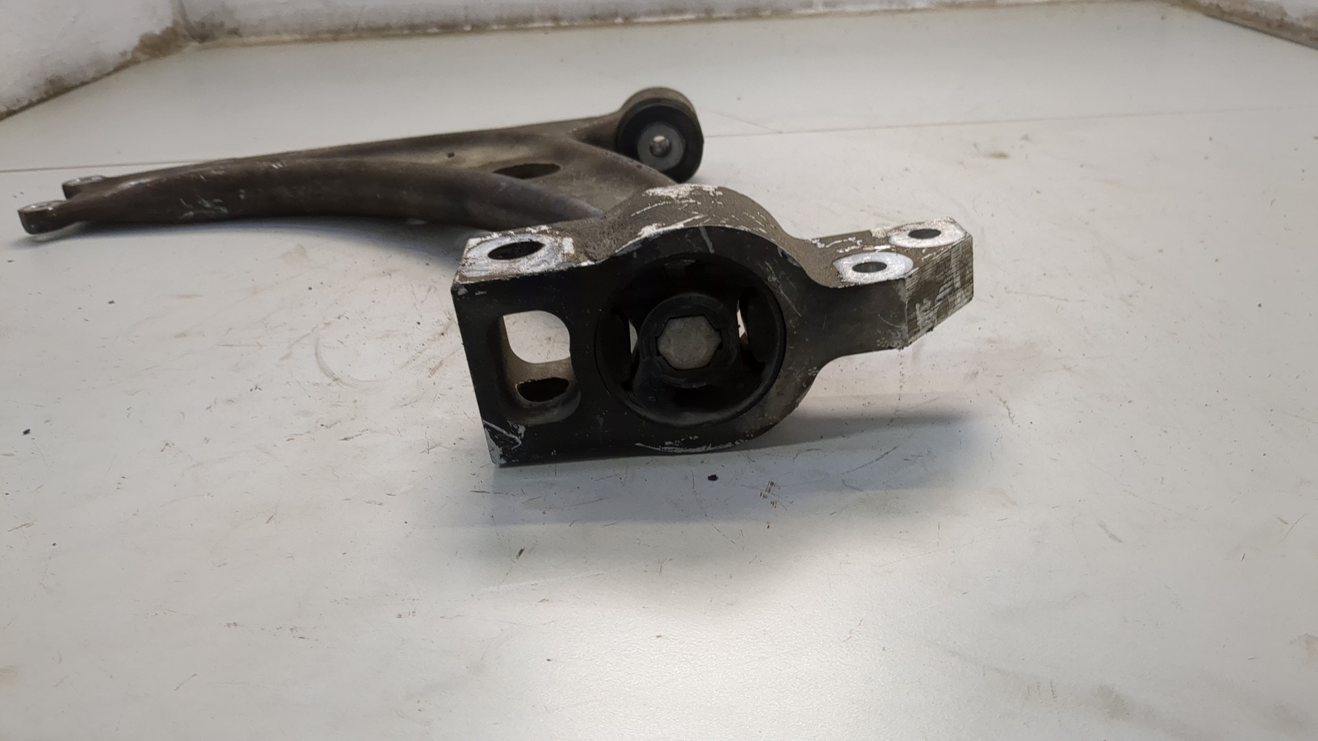 Рычаг передний