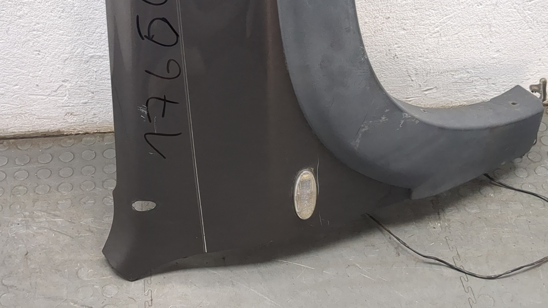 Крыло переднее правое