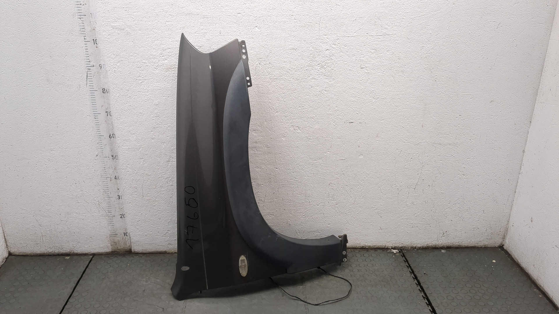 Крыло переднее правое