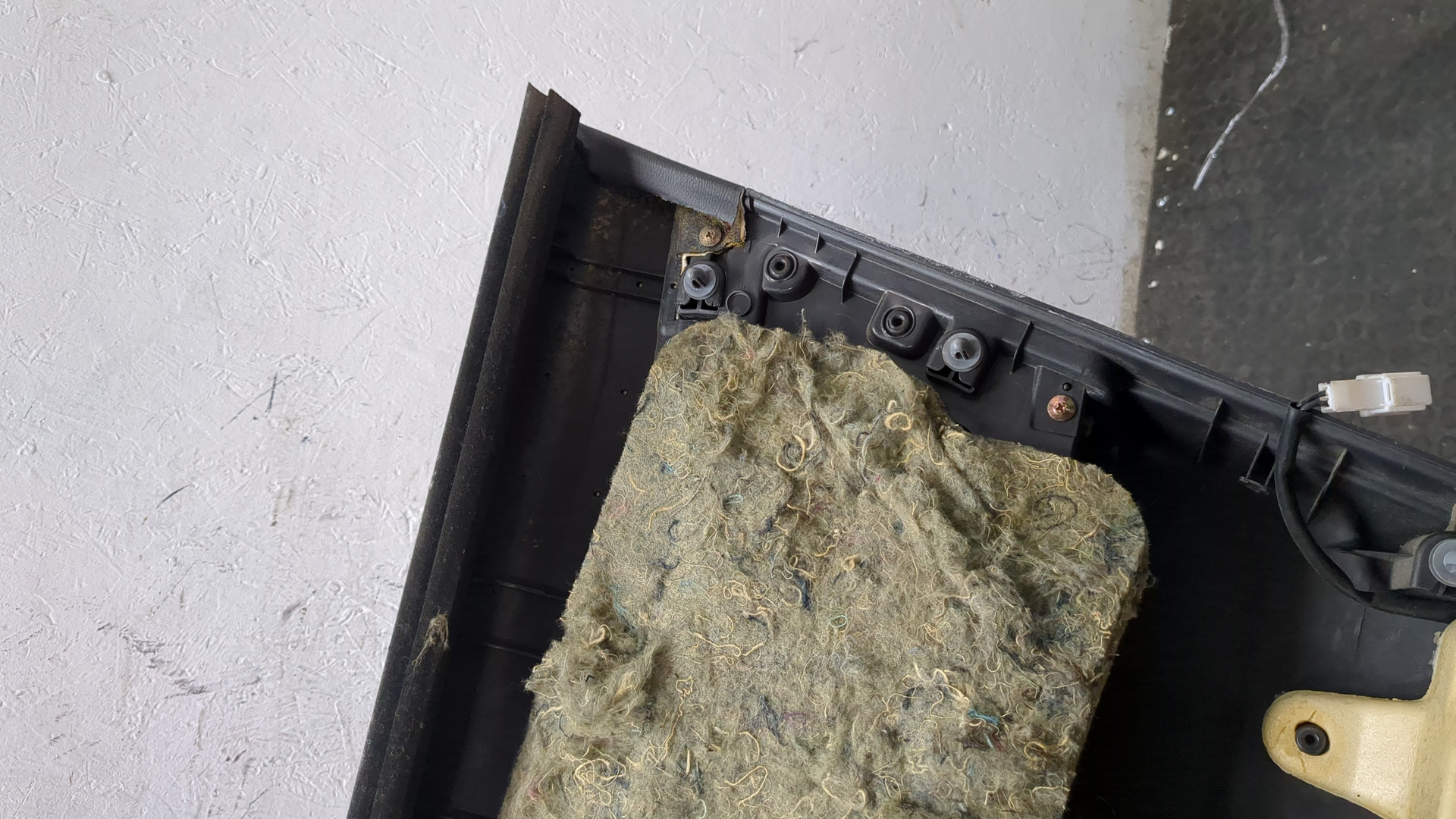 Обшивка двери передней левой