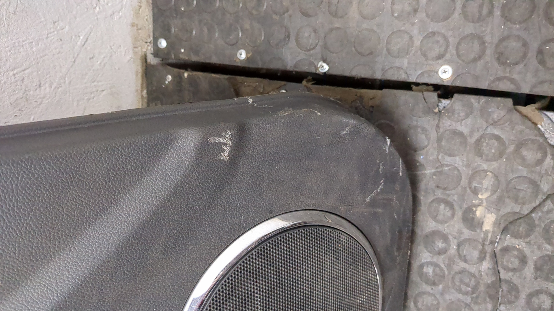 Обшивка двери передней левой