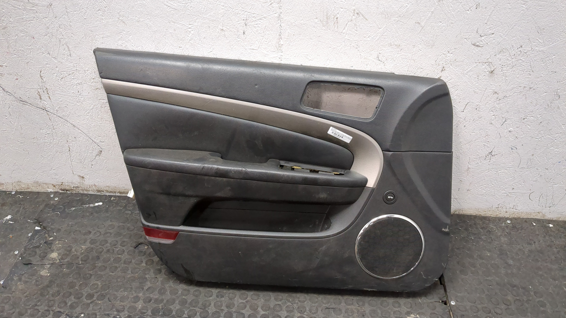 Обшивка двери передней левой