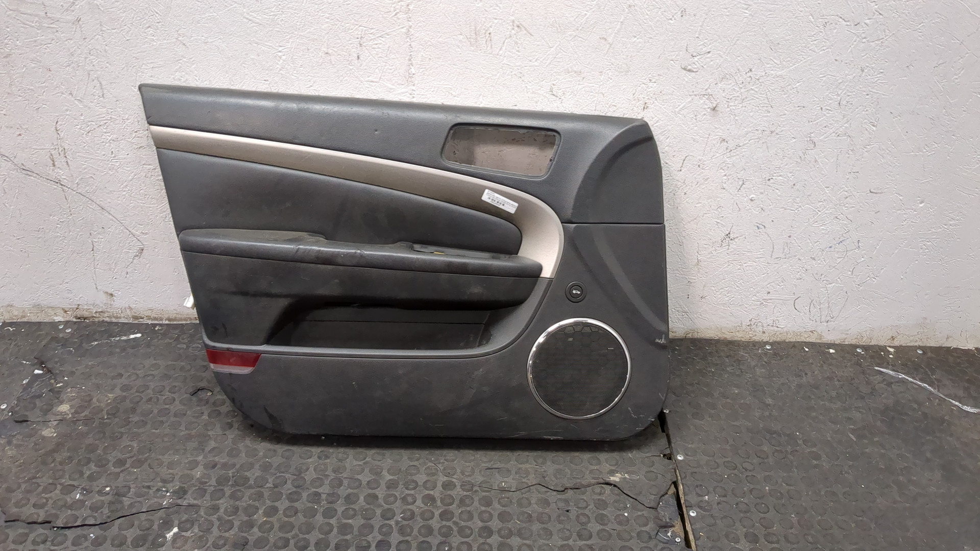 Обшивка двери передней левой