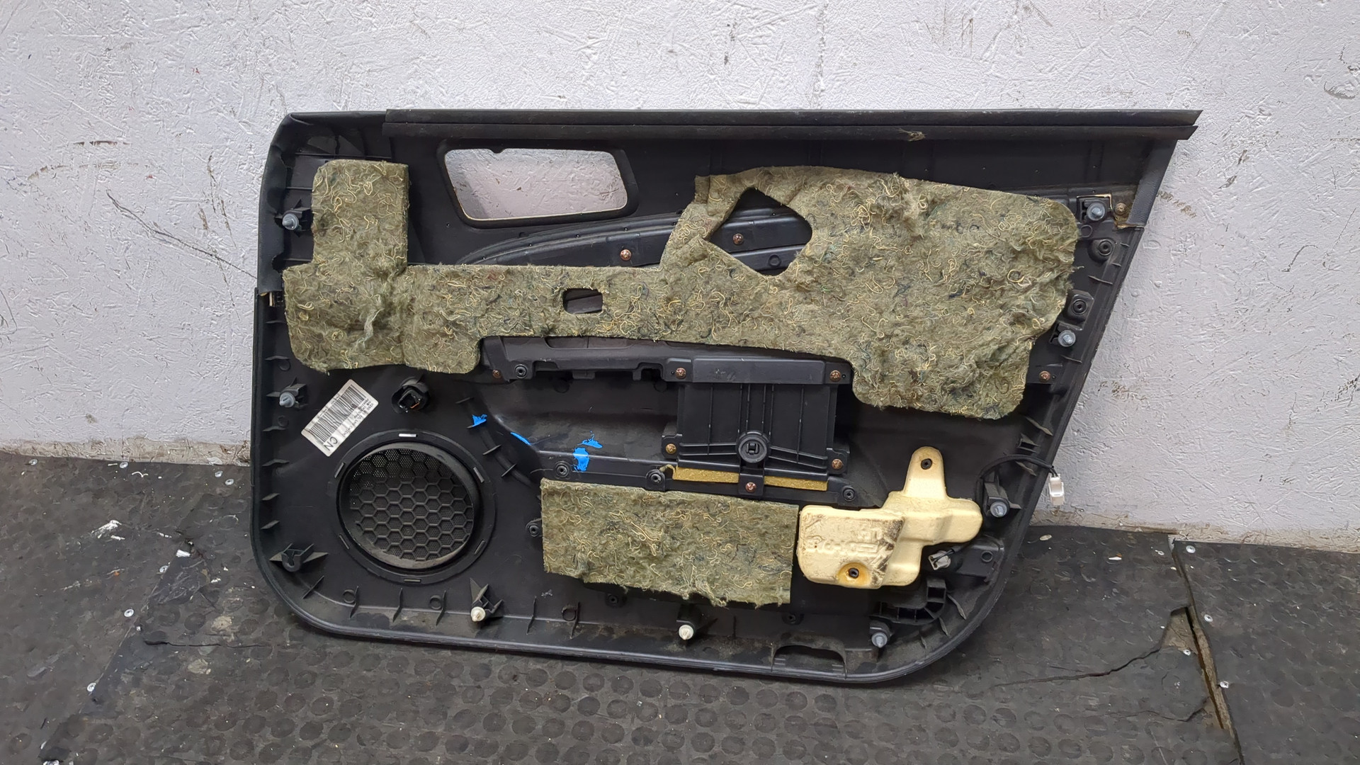 Обшивка двери передней левой