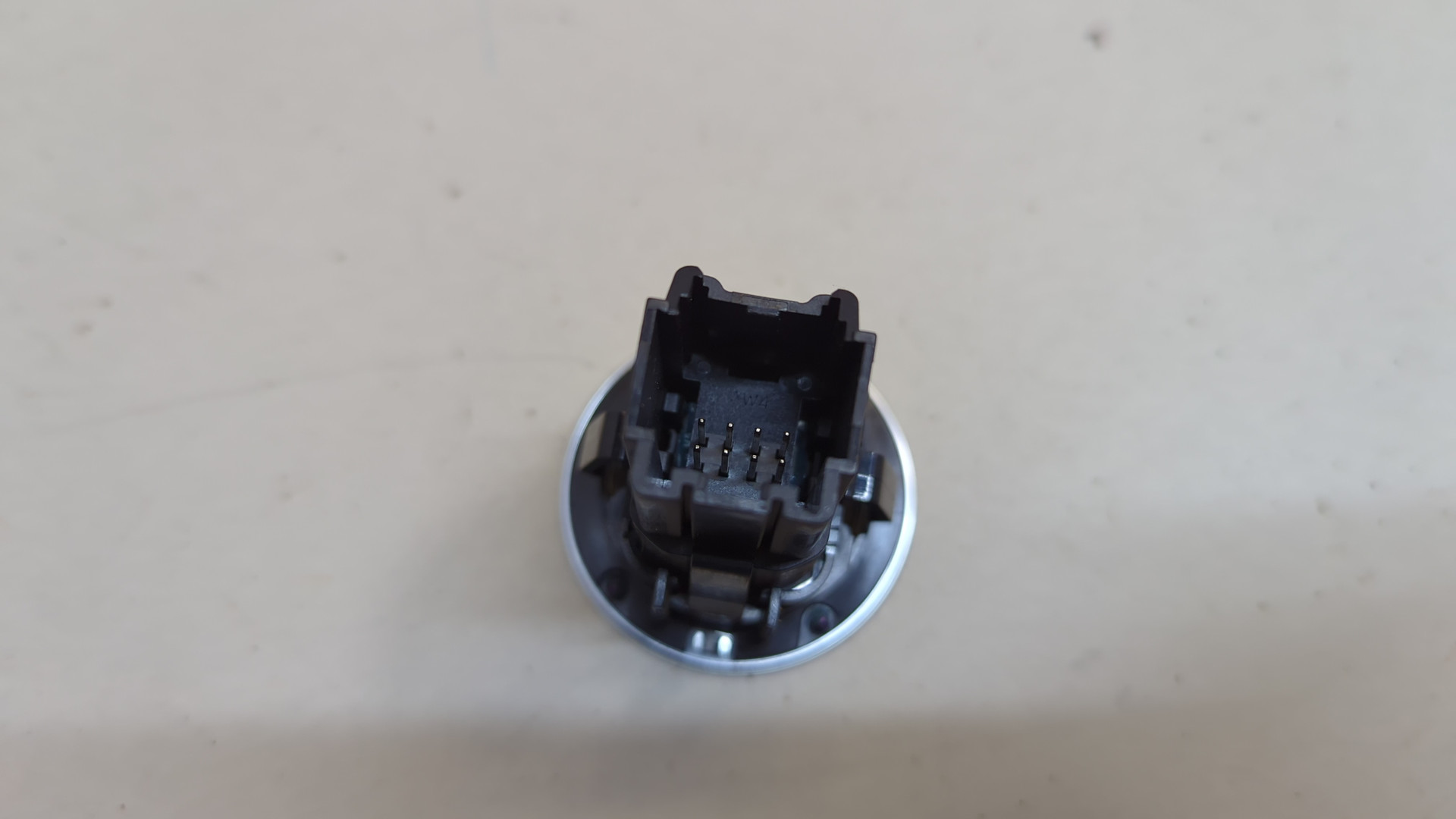 Кнопка запуска двигателя