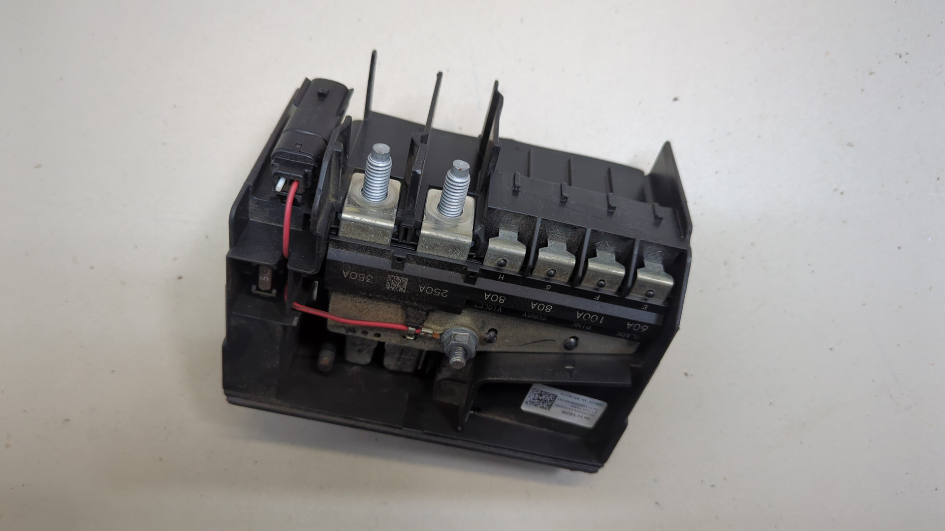 Клемма аккумулятора -