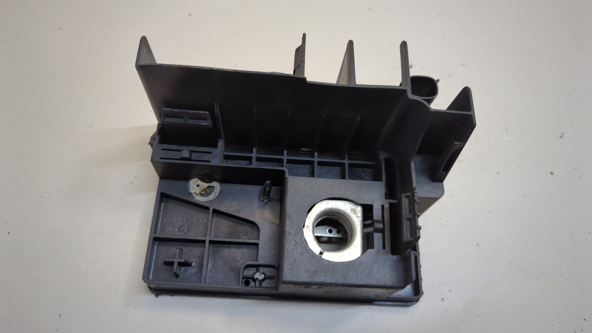 Клемма аккумулятора -