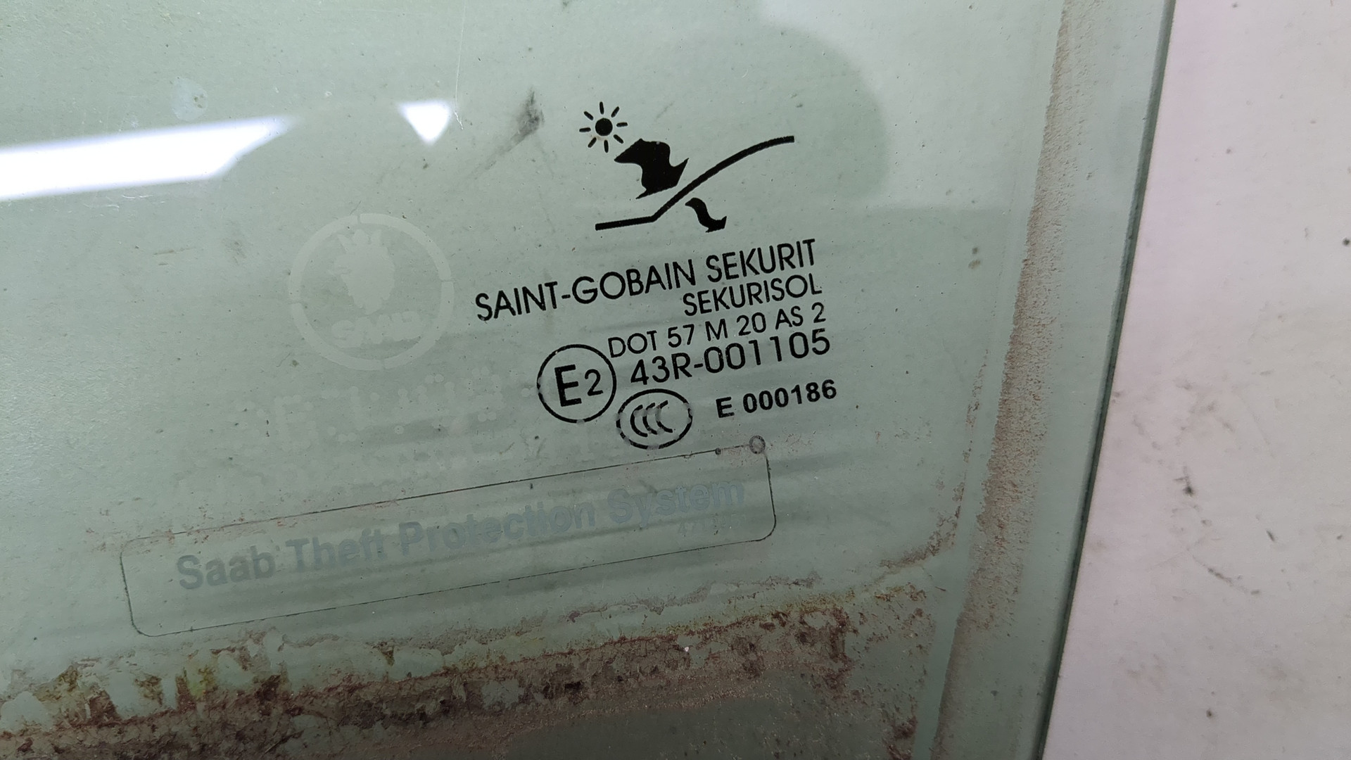 Стекло двери передней левой