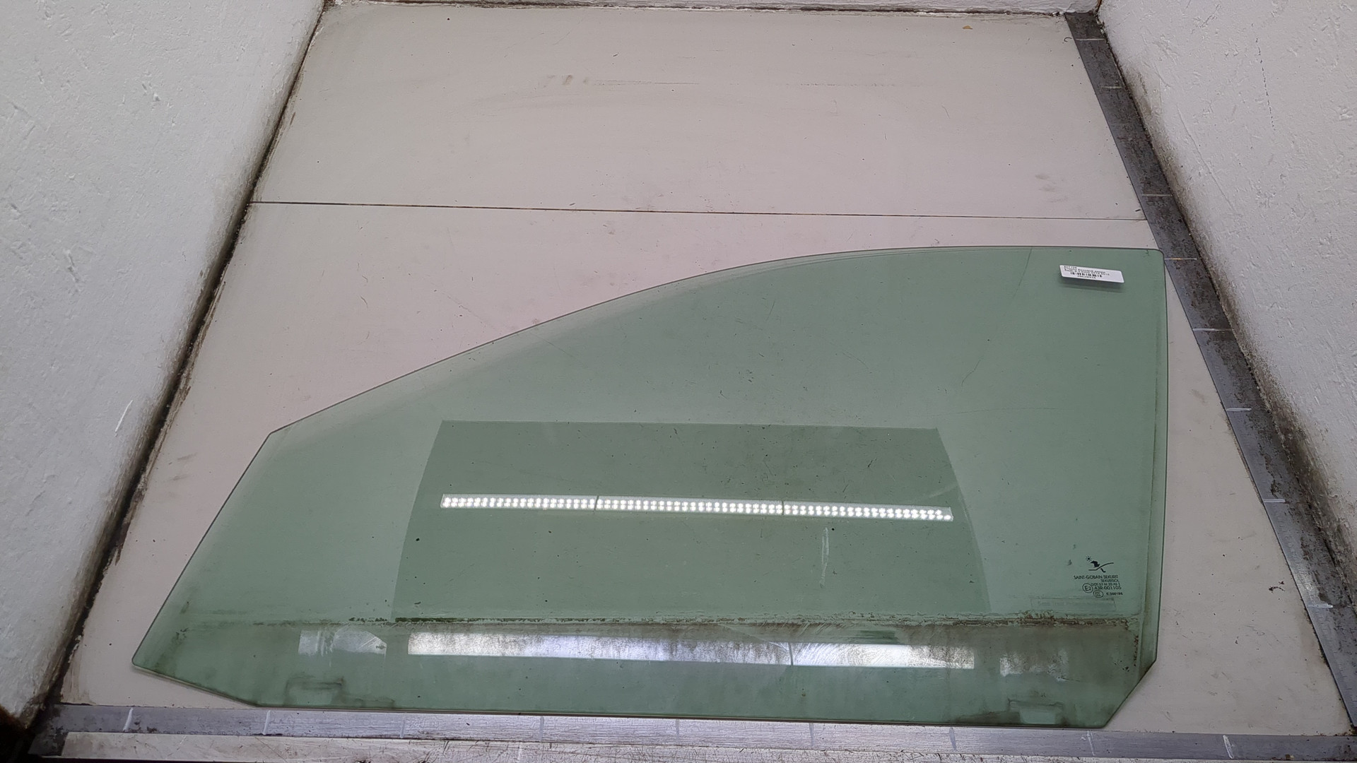 Стекло двери передней левой