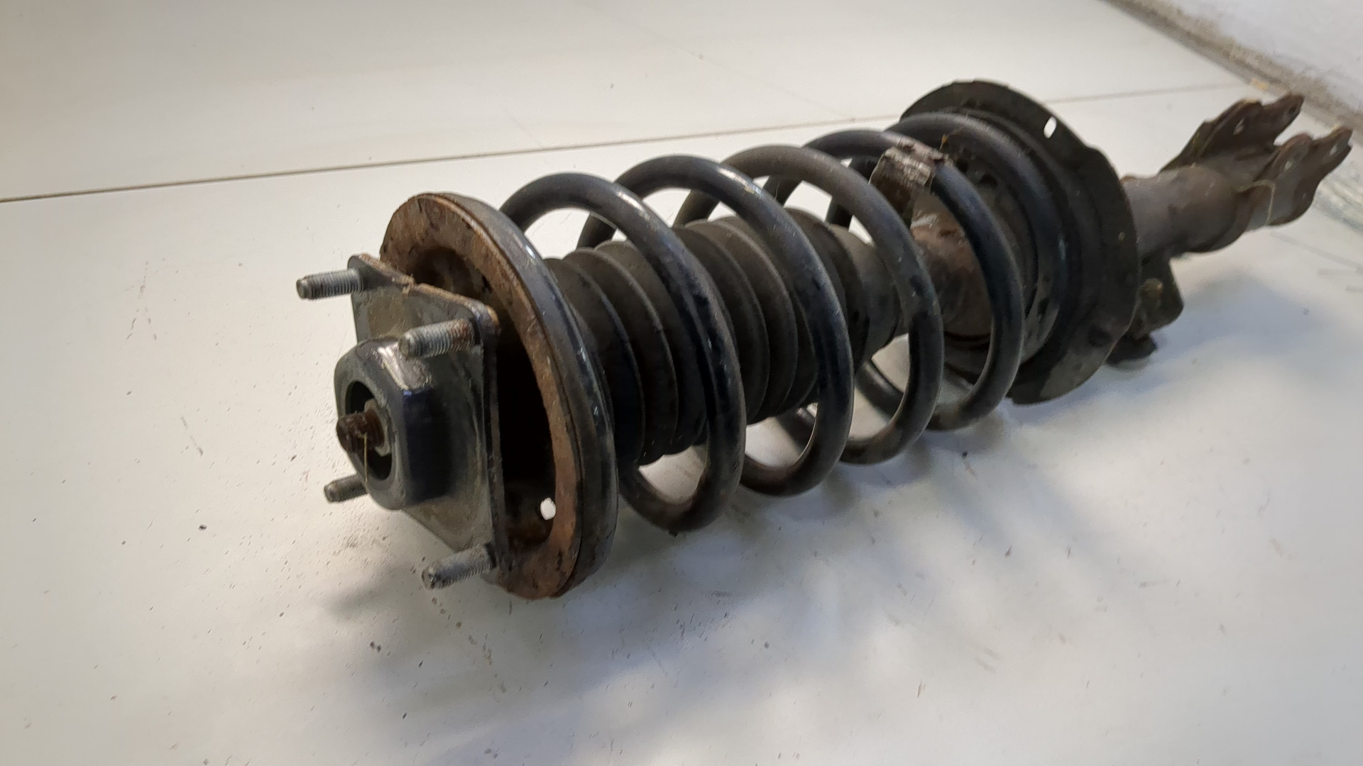 Амортизатор передний правый