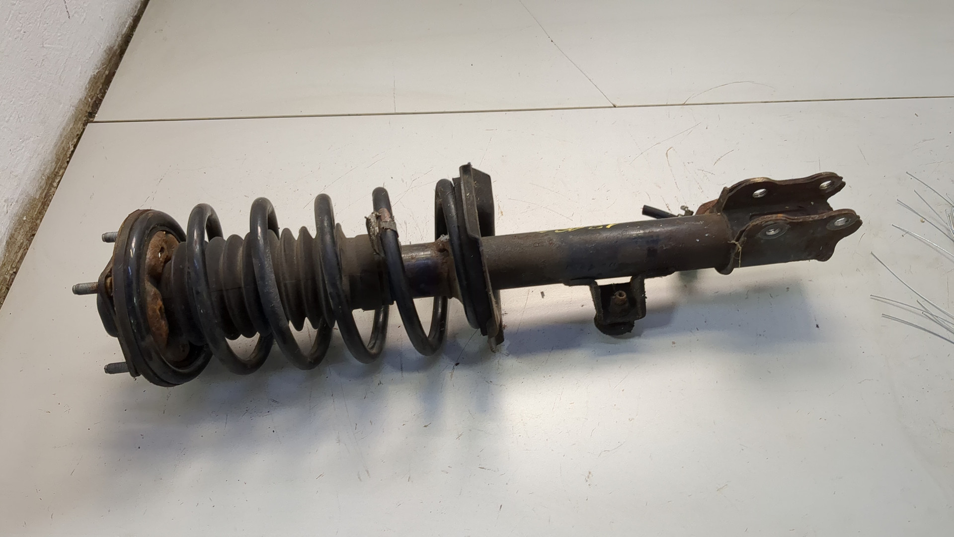 Амортизатор передний правый