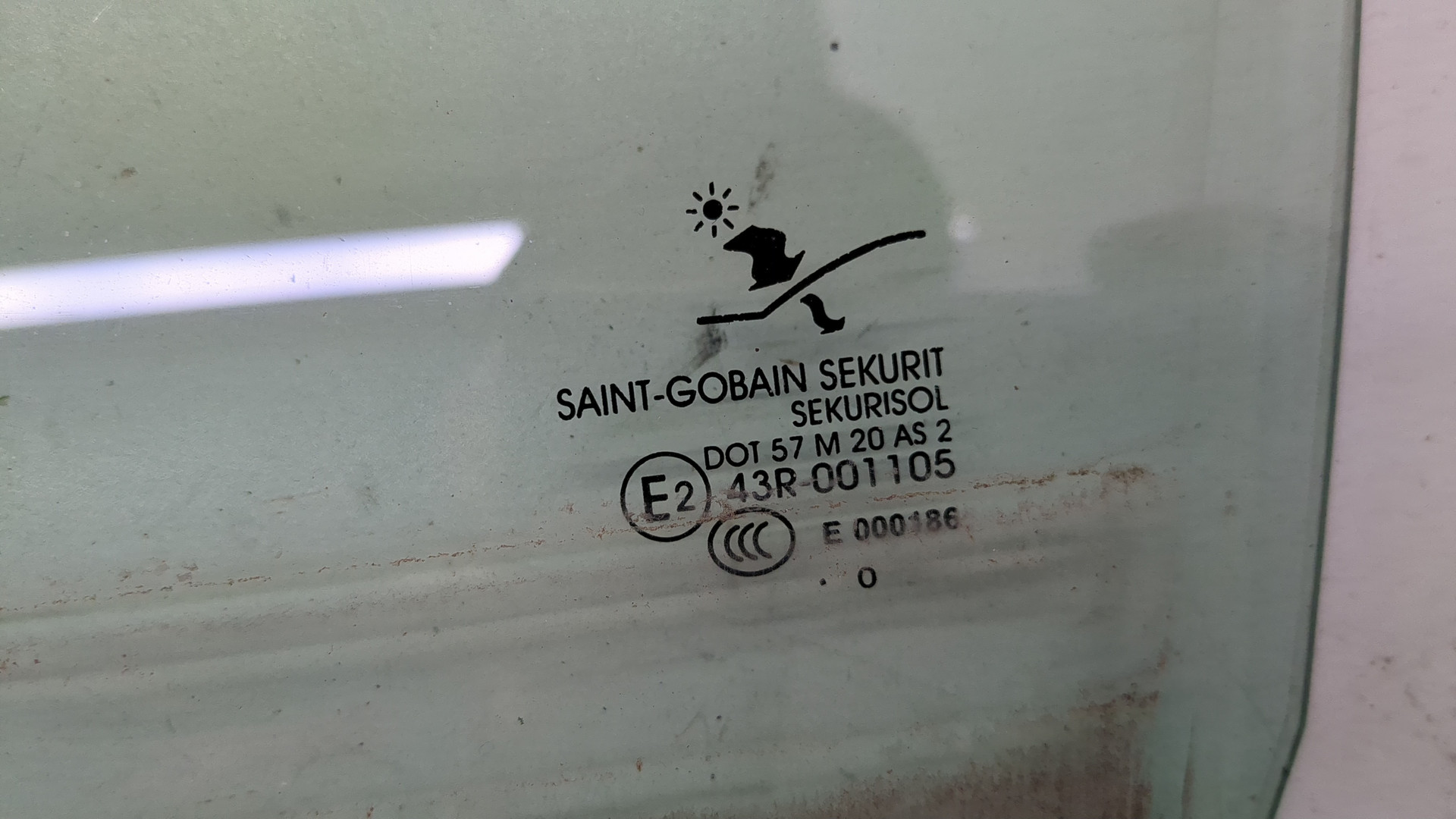 Стекло двери задней левой