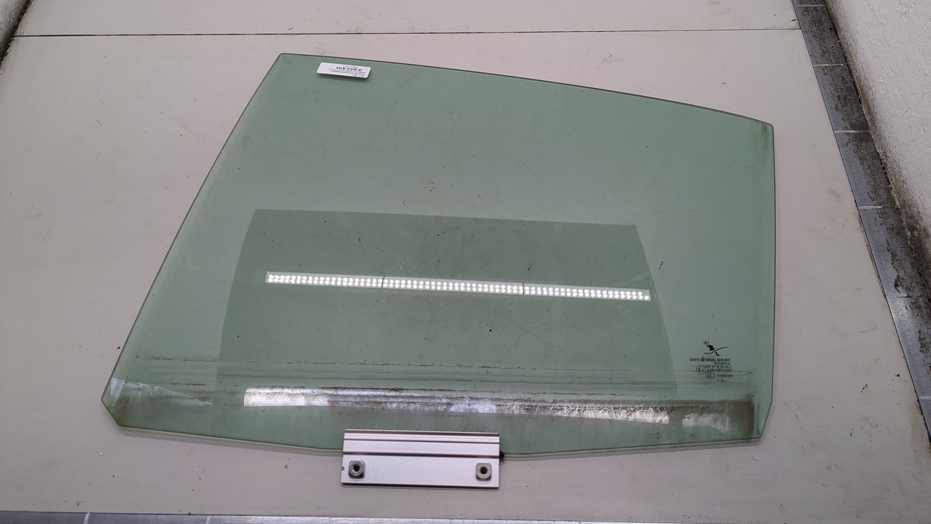 Стекло двери задней левой