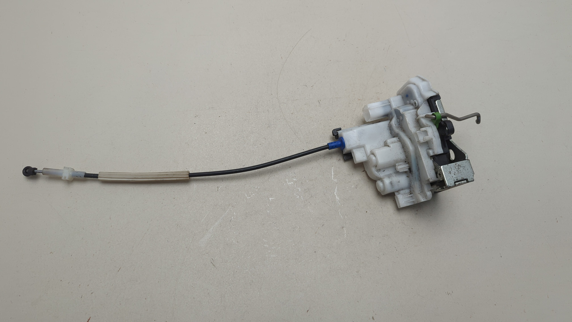 Замок двери передней левой