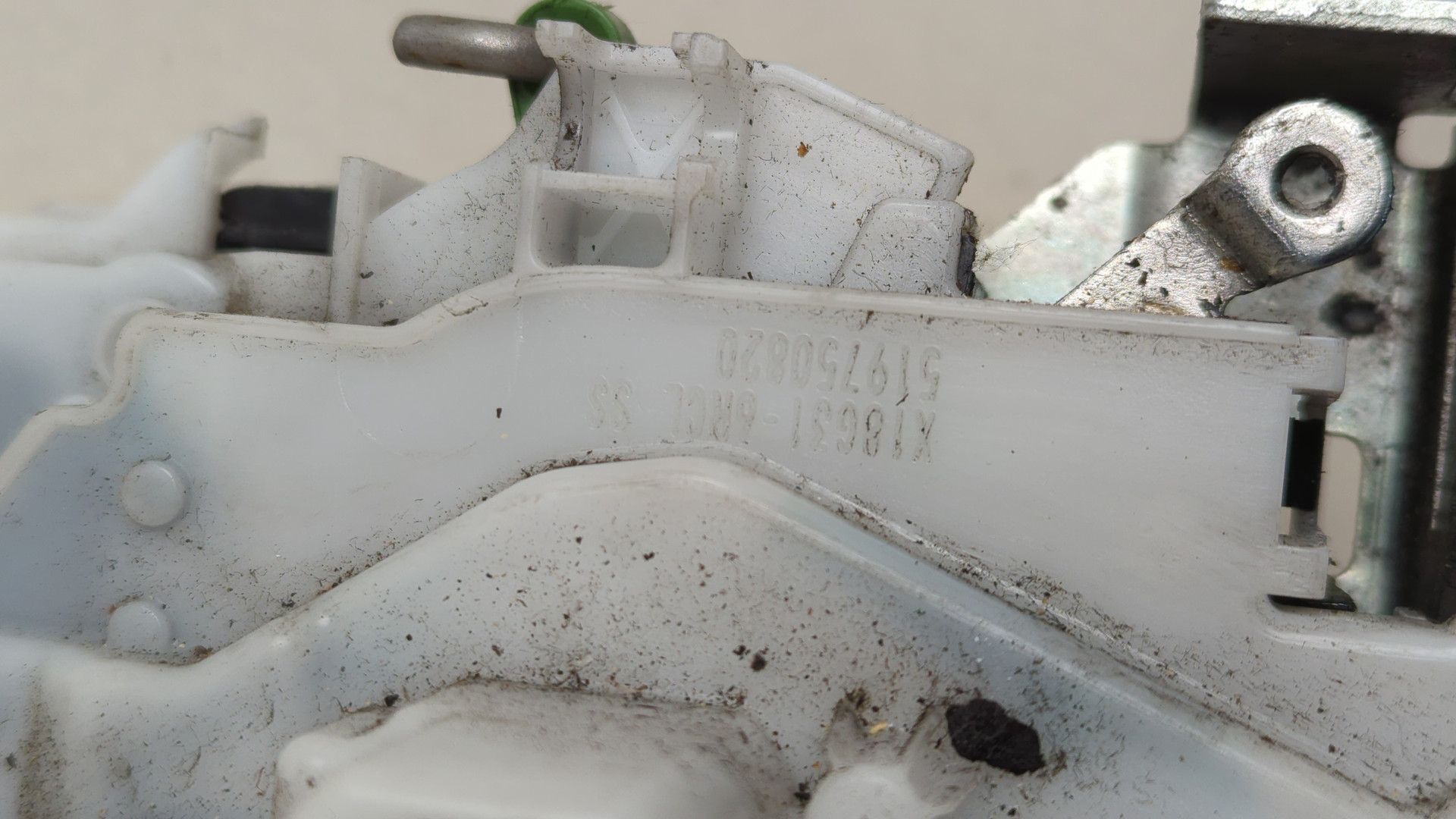 Замок двери передней левой