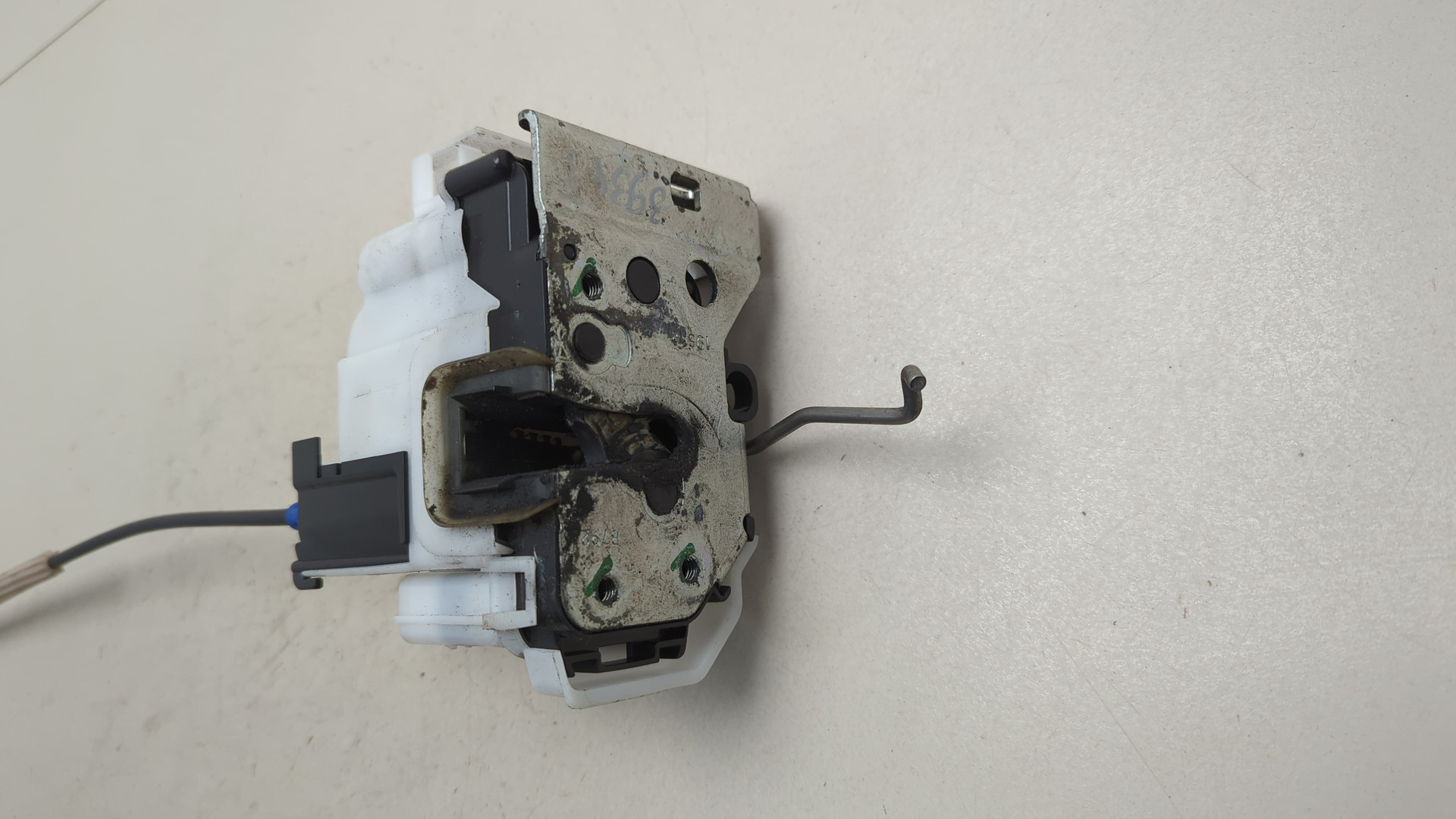 Замок двери передней левой