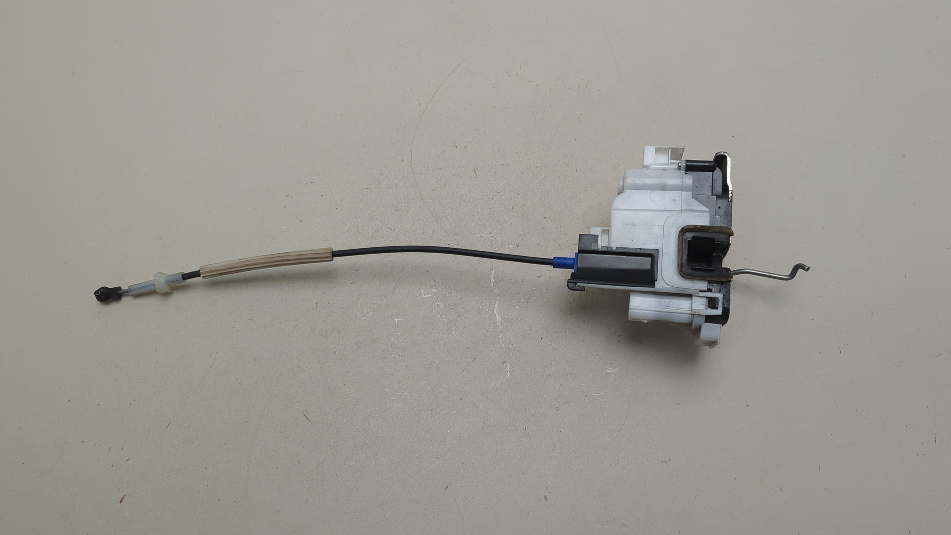 Замок двери передней левой