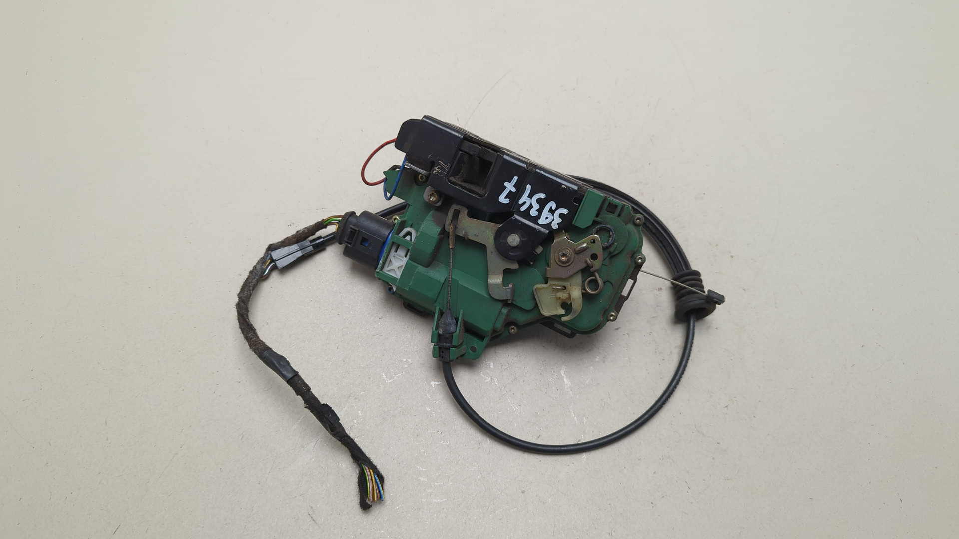 Замок двери передней левой