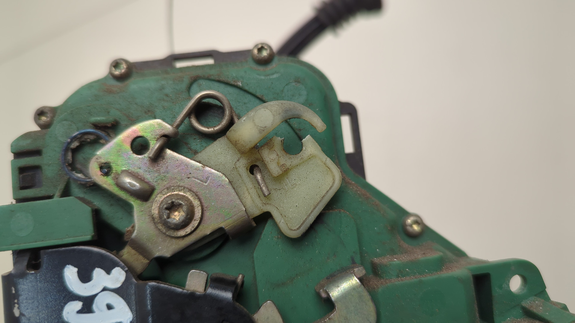 Замок двери передней левой