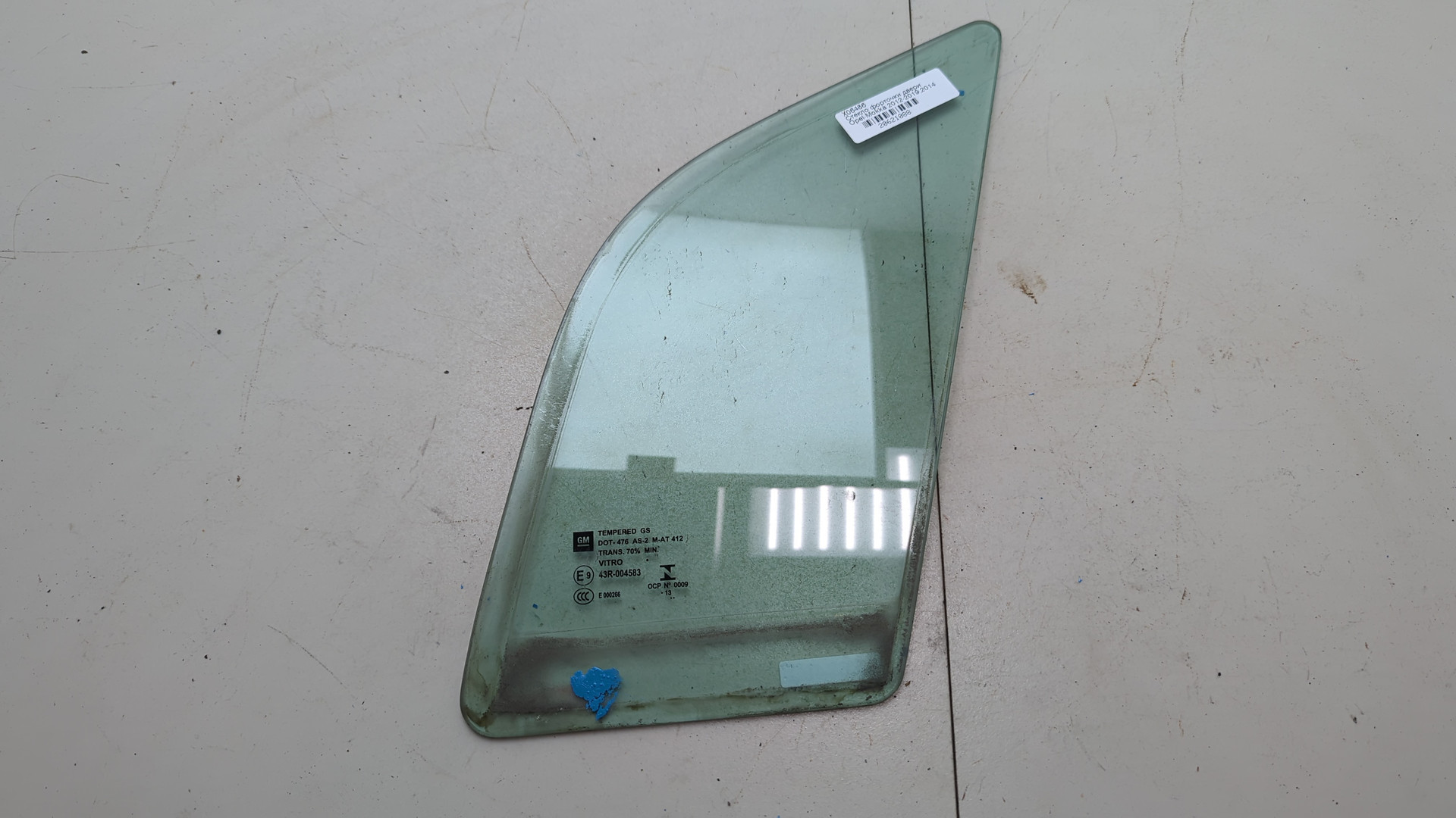 Стекло двери передней левой (форточка)