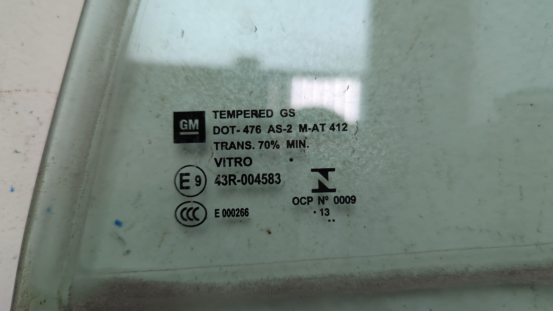 Стекло двери передней левой (форточка)