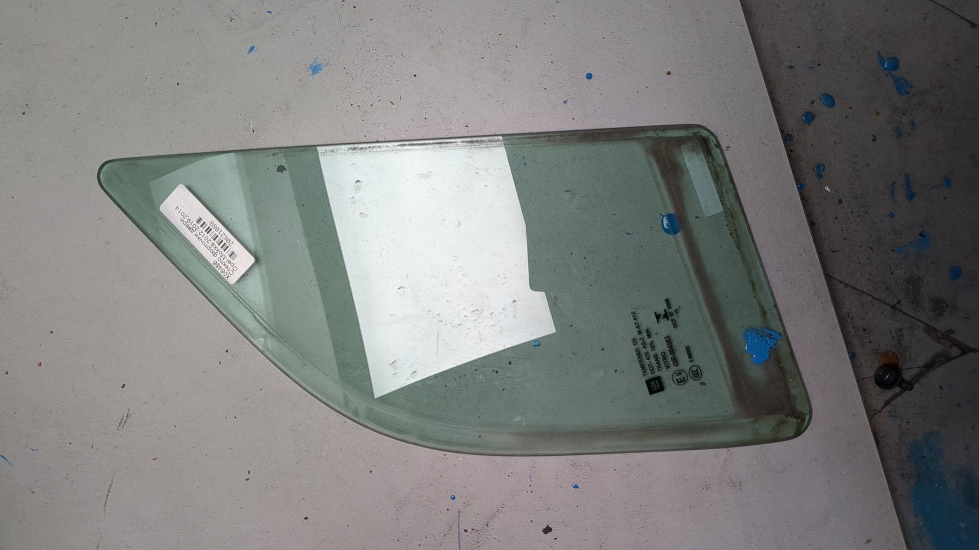 Стекло двери передней левой (форточка)