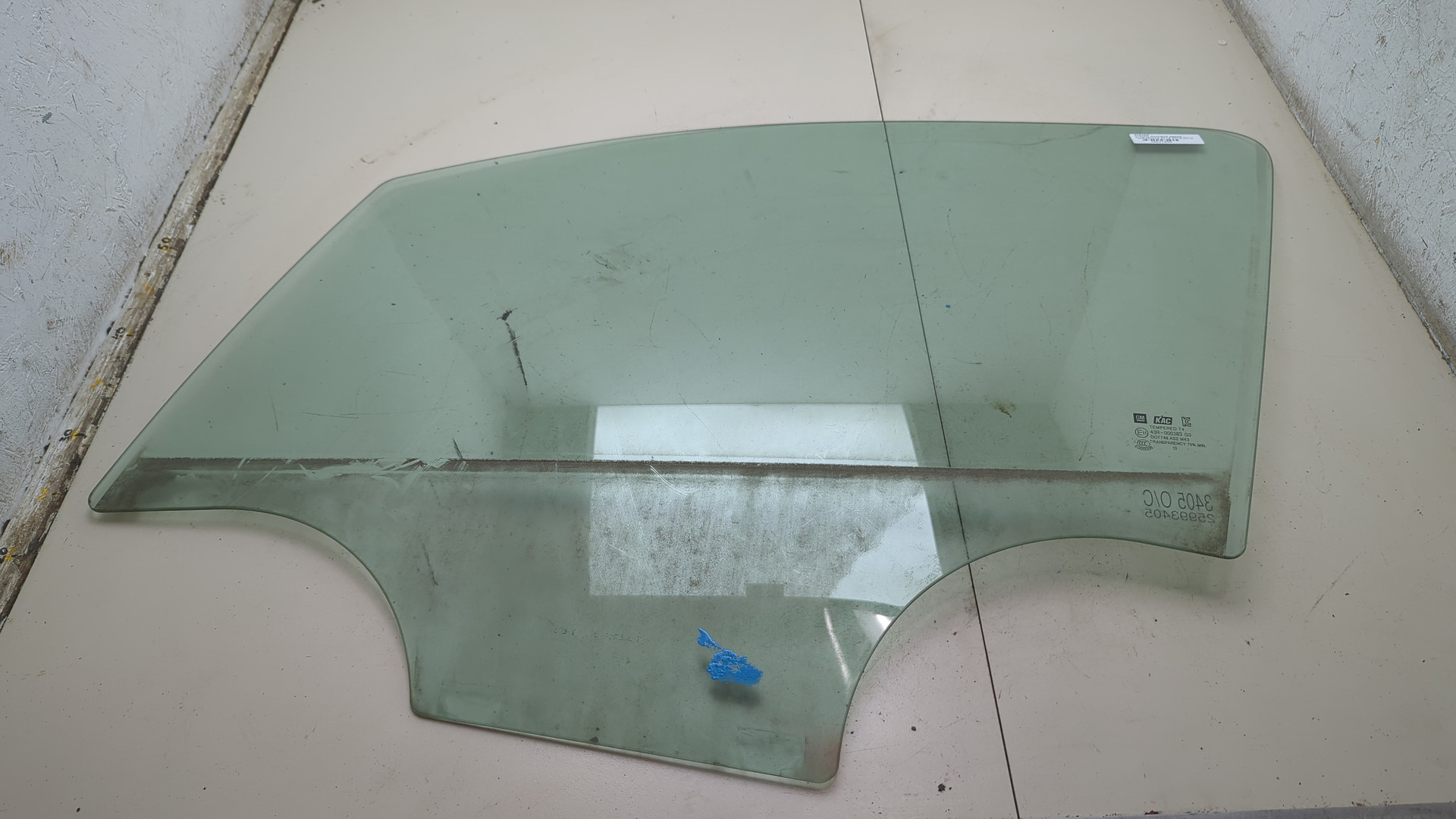 Стекло двери передней левой