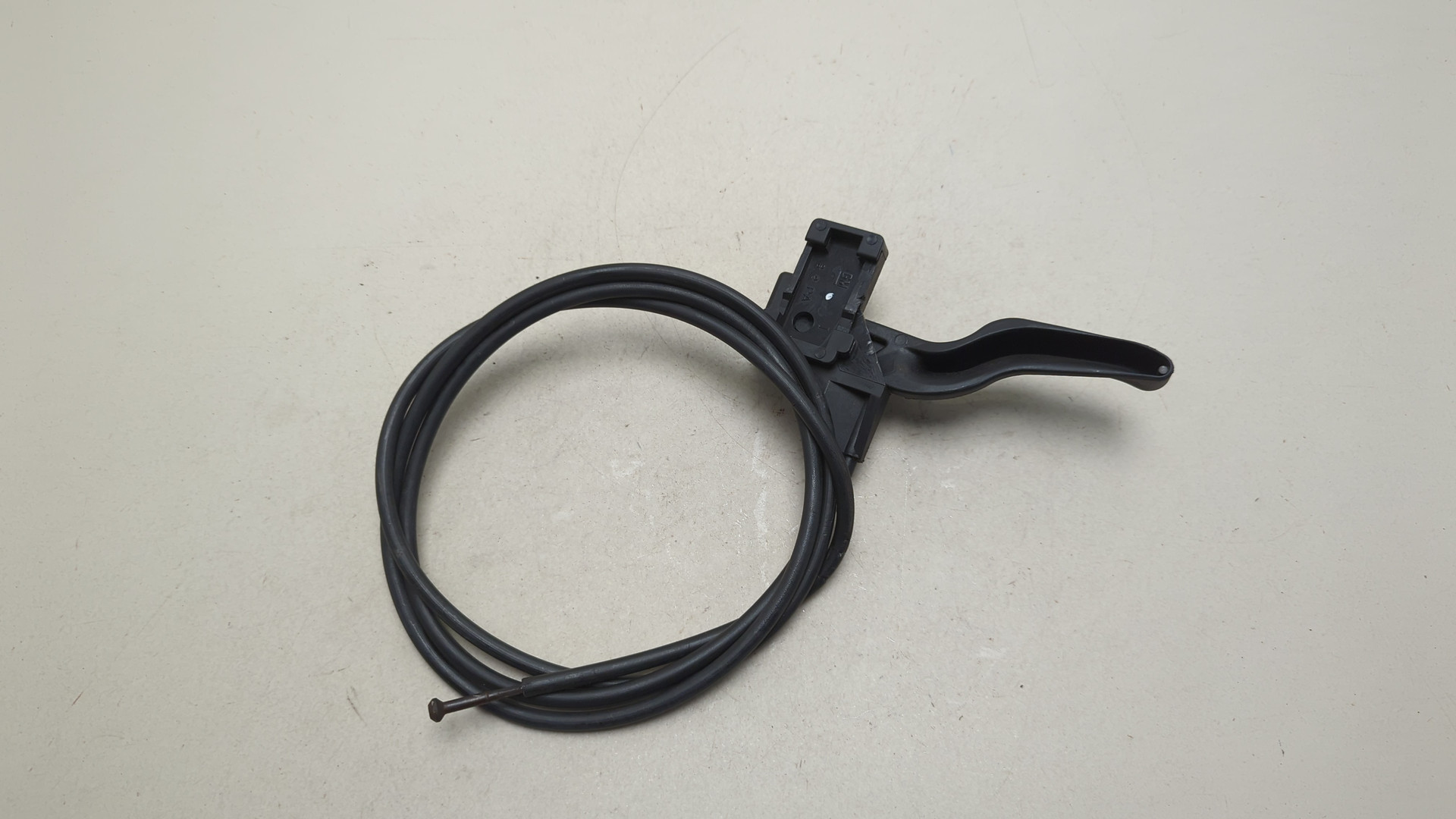 Трос открывания капота