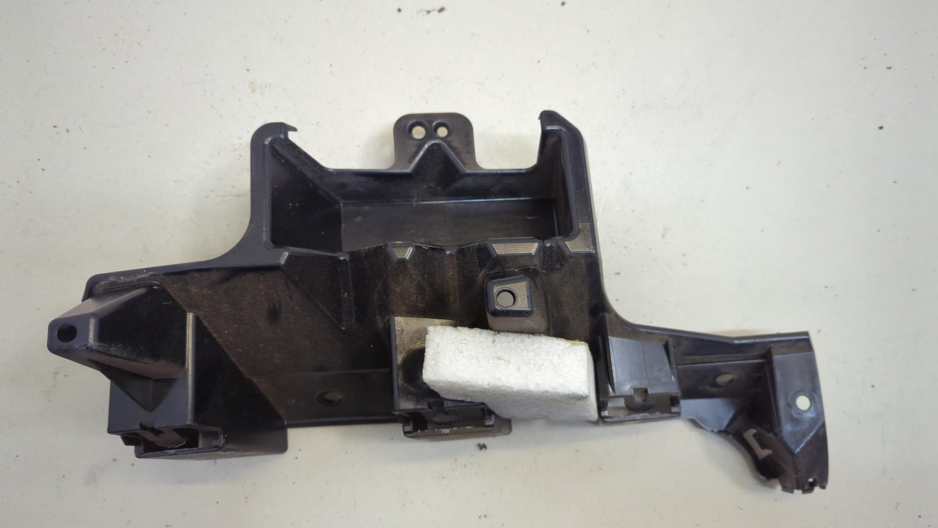 Кронштейн заднего бампера левый