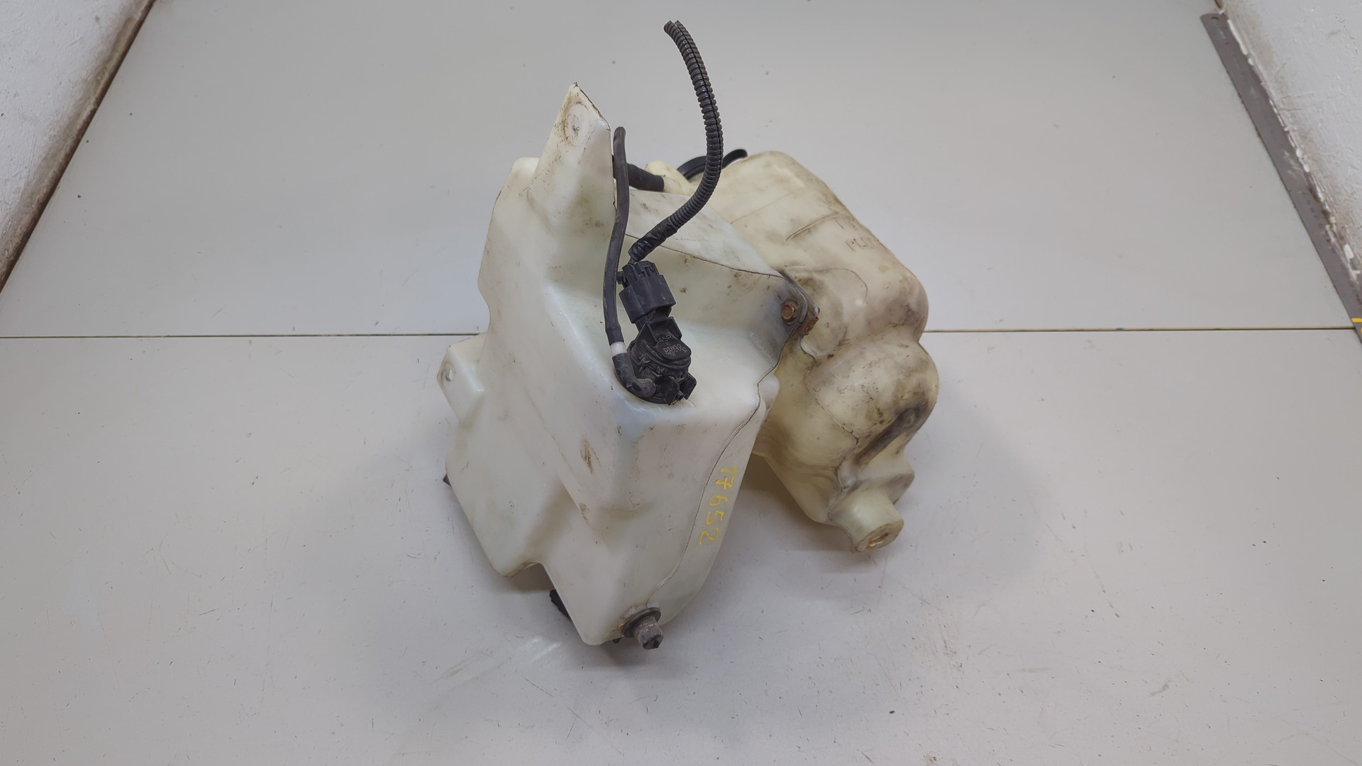 Бачок омывателя лобового стекла