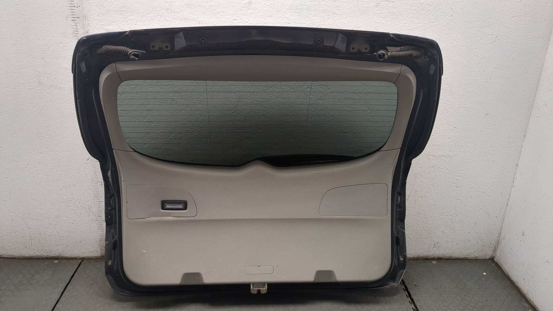 Дверь багажника