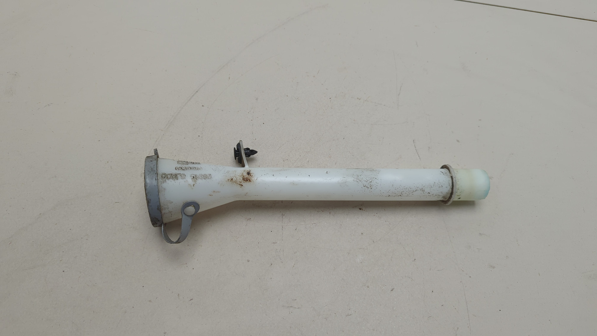 Горловина бачка омывателя