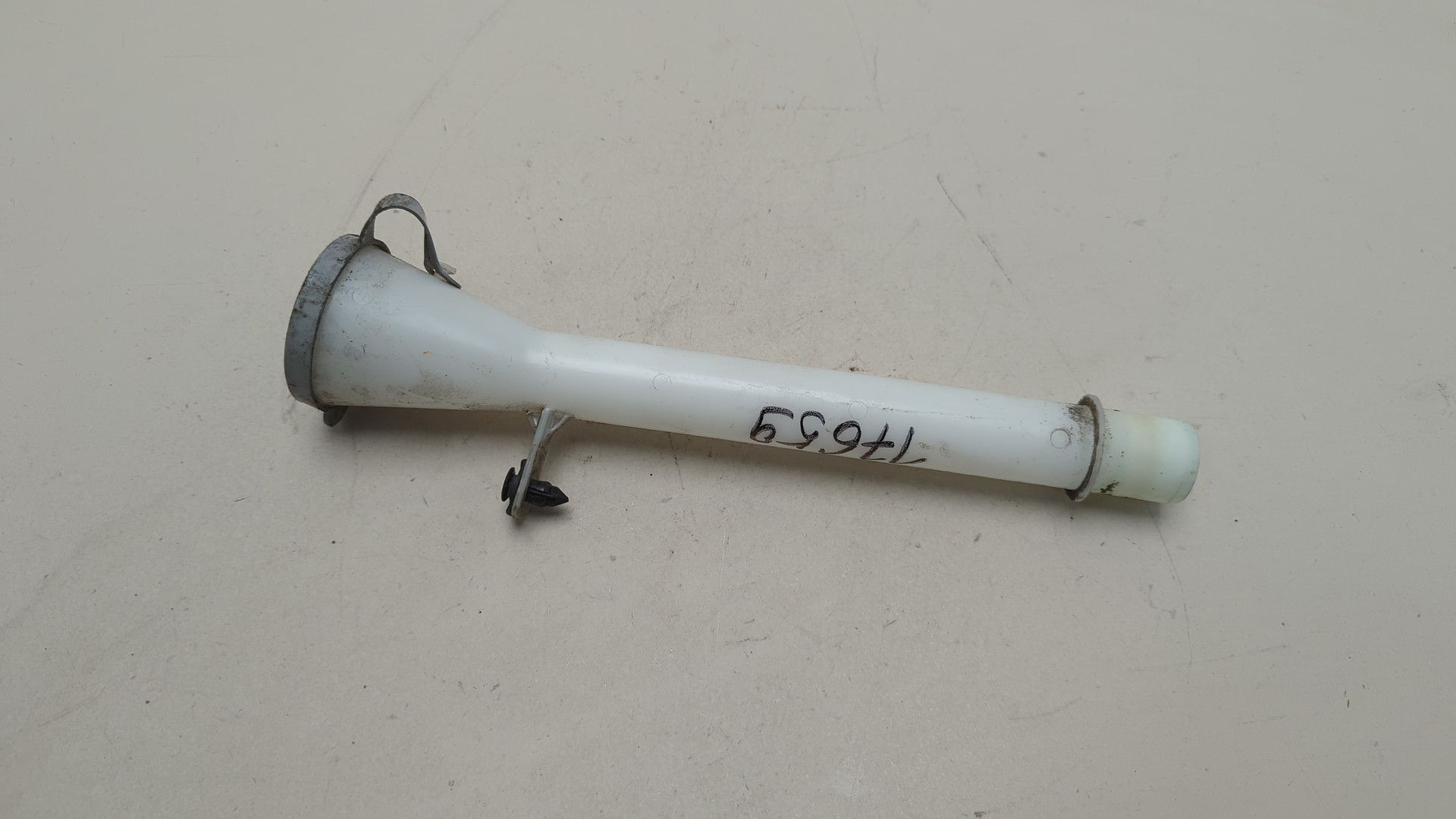 Горловина бачка омывателя